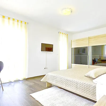 Splendid Holiday Homepula * Pula