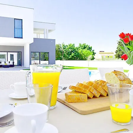 Splendid Holiday Homepula * بولا